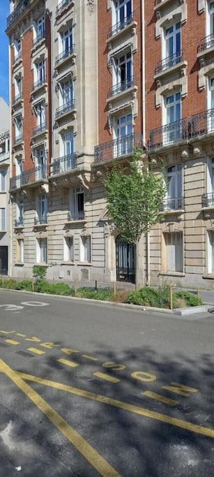 Grande Privee Sur Jardin Arbore Parijs